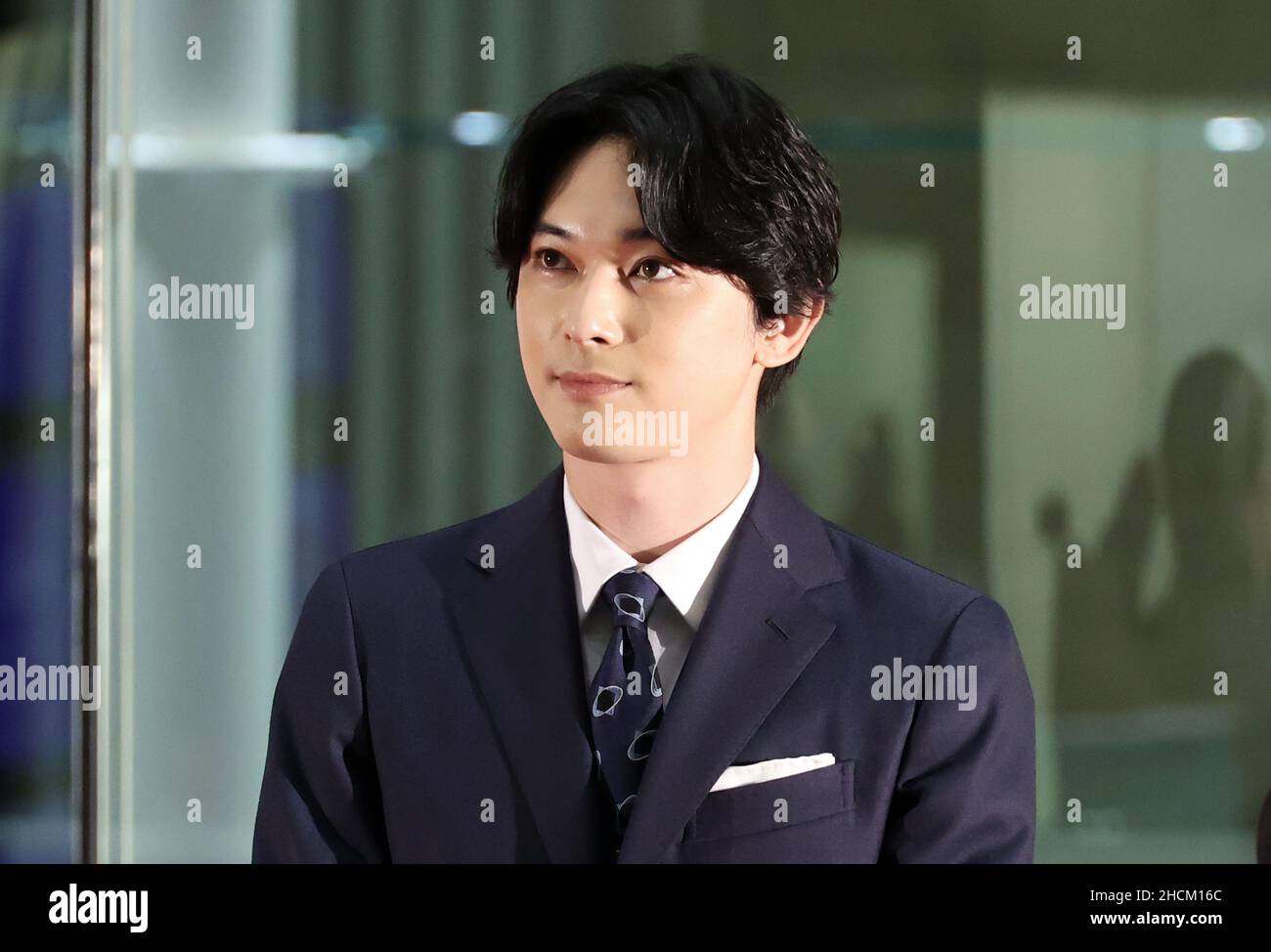 Tokyo, Japon.30th décembre 2021.L'acteur japonais Ryo Yoshizawa assiste à une cérémonie après le dernier jour de négociation de l'année à la Bourse de Tokyo (TSE) à Tokyo le jeudi 30 décembre 2021.Le cours des actions japonaises a clôturé à 28 791,71 yens à l'est, la fin d'année la plus élevée depuis 1989 en raison de la pandémie du nouveau coronavirus.Credit: Yoshio Tsunoda/AFLO/Alay Live News Banque D'Images