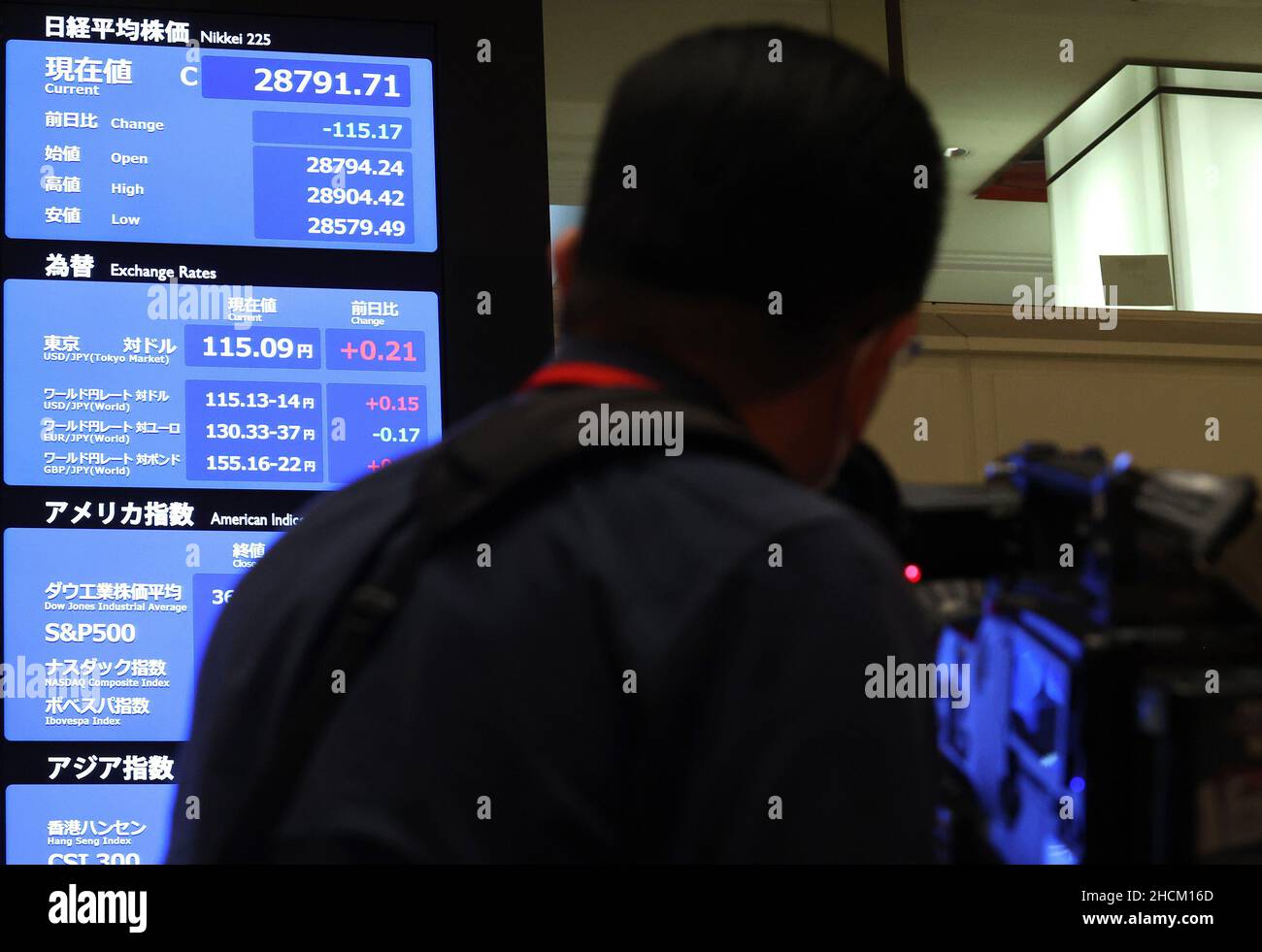 Tokyo, Japon.30th décembre 2021.Une équipe de télévision a enregistré une carte du cours des actions à la Bourse de Tokyo le jeudi 30 décembre 2021.Le cours des actions japonaises a clôturé à 28 791,71 yens à la Bourse de Tokyo, la plus haute fin d'année depuis 1989 en raison de la pandémie du nouveau coronavirus.Credit: Yoshio Tsunoda/AFLO/Alay Live News Banque D'Images