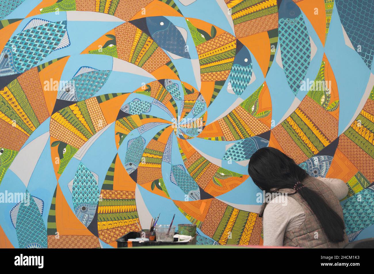 San Martin Tilcajete, Mexique.01st novembre 2021.Une femme travaille sur une murale.Credit: Sebastian Kahnert/dpa-Zentralbild/dpa/Alay Live News Banque D'Images