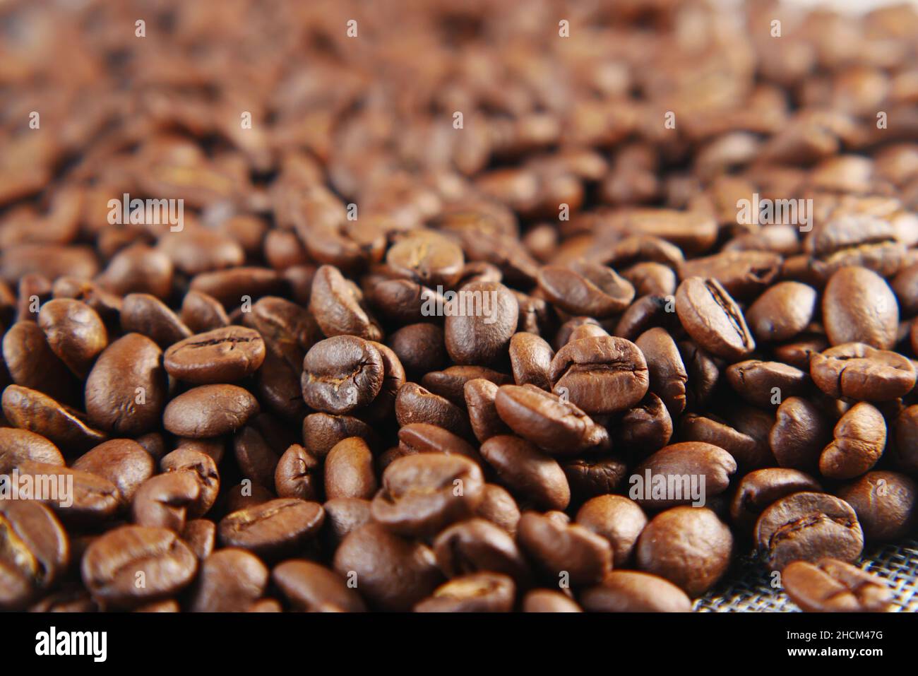 vue de dessus des grains de café frais sur fond noir avec espace de copie. Banque D'Images