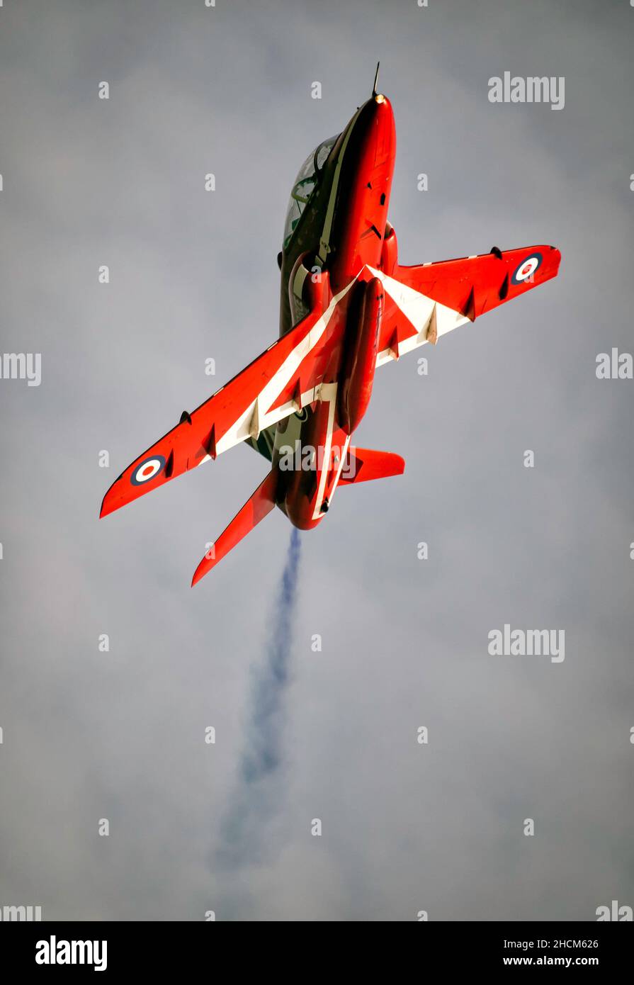 Flèche rouge avec piste de fumée Banque D'Images