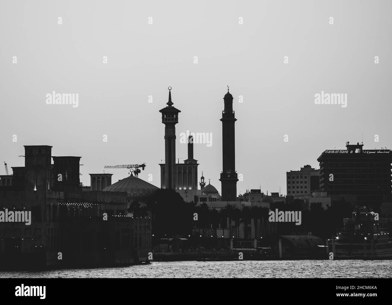 Silhouette de la mosquée depuis la crique de Dubaï. Dubaï, Émirats arabes Unis. Banque D'Images