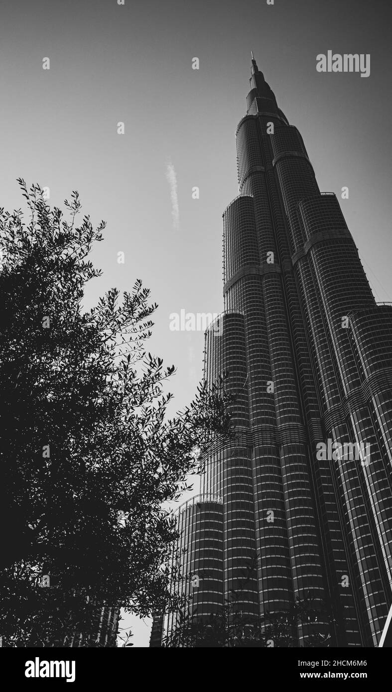 Prise de vue verticale en bas angle à niveaux de gris de Burj Khalifa à Dubaï, Émirats arabes Unis. Banque D'Images
