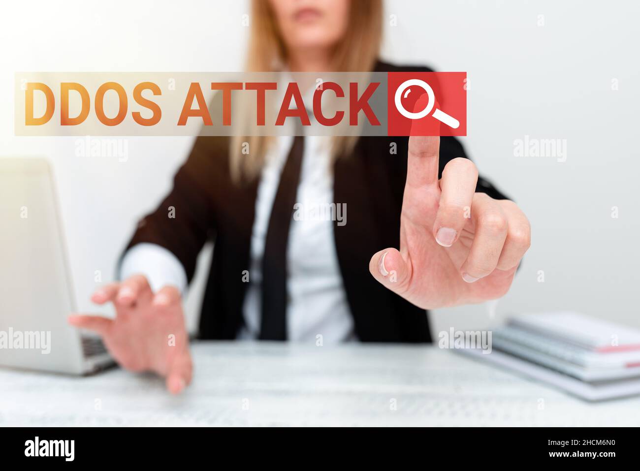 Affichage conceptuel attaque DDoS.Mot pour l'accès perturbé au serveur normal causé par l'Assistant système malveillant offrant des instructions et des formations Banque D'Images