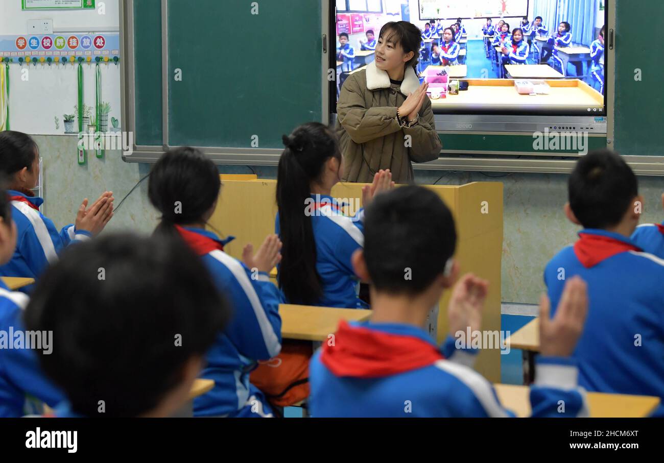 (211230) -- NANCHANG, 30 décembre 2021 (Xinhua) -- Fan Haiyan et ses élèves pratiquent l'exercice de préparation de pauses-classes à l'école d'éducation spéciale de la ville de Yichun, dans la province de Jiangxi, en Chine orientale, 28 décembre 2021.Fan Haiyan, enseignante de l'école d'éducation spéciale de la ville de Yichun, a appris la langue des signes dans son temps libre pour améliorer son enseignement des élèves ayant une déficience auditive.Après des années de pratique, Fan pouvait transmettre rapidement et correctement le message à ses élèves lors de la création de chorégraphies ou de répétitions de routines de danse.Fan et ses élèves ont participé à de nombreux concours d'art ces y Banque D'Images