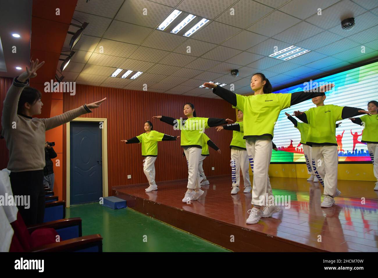 (211230) -- NANCHANG, 30 décembre 2021 (Xinhua) -- Fan Haiyan (1st L) et ses élèves répètent danser à l'école d'éducation spéciale de la ville de Yichun, dans la province de Jiangxi, dans l'est de la Chine, 28 décembre 2021.Fan Haiyan, enseignante de l'école d'éducation spéciale de la ville de Yichun, a appris la langue des signes dans son temps libre pour améliorer son enseignement des élèves ayant une déficience auditive.Après des années de pratique, Fan pouvait transmettre rapidement et correctement le message à ses élèves lors de la création de chorégraphies ou de répétitions de routines de danse.Fan et ses élèves ont participé à de nombreux concours d'art ces années, par l'intermédiaire de wh Banque D'Images