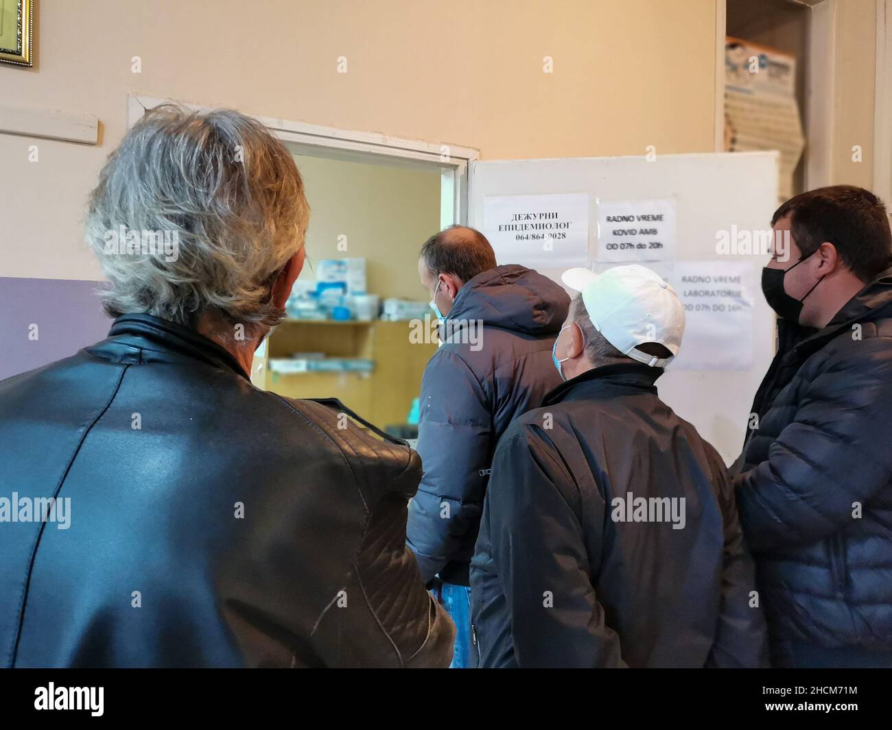 Groupe de personnes avec leur masque en attente pour le test du coronavirus à l'intérieur à Velika Plan, Serbie Banque D'Images