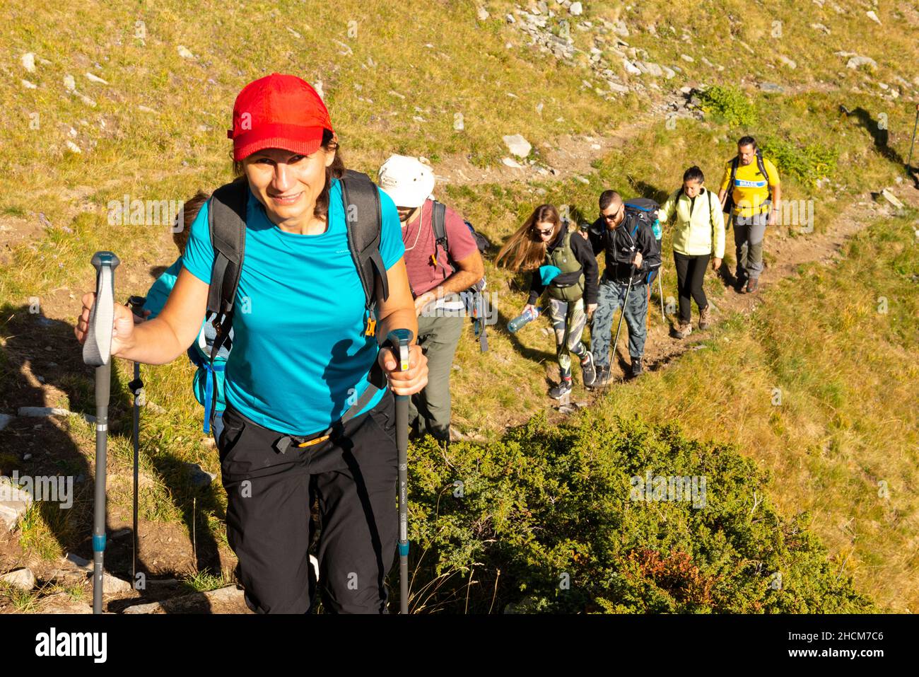 Randonnée de montagne, groupe mixte de randonneurs sur le chemin de longue distance international E4 aux lacs Urdini, montagne Rila, Bulgarie, Balkans, Europe, UE Banque D'Images