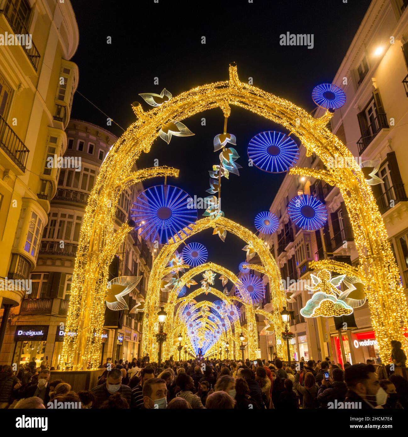 Décembre 2021, Noël lumières décoration, arcs éclairés, Calle Larios, Malaga ville,Andalousie, Espagne. Banque D'Images