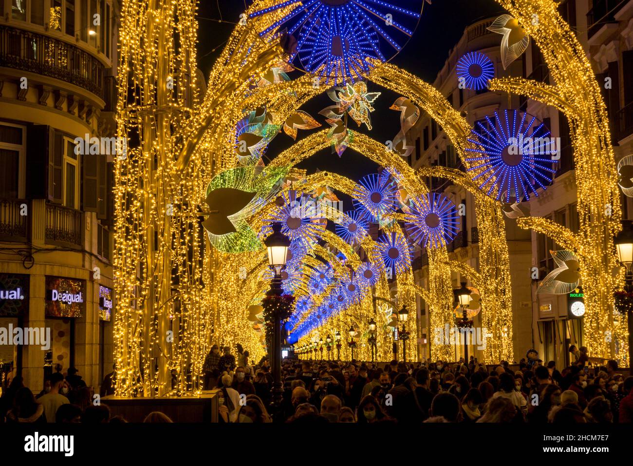 Décembre 2021, Noël lumières décoration, arcs éclairés, Calle Larios, Malaga ville,Andalousie, Espagne. Banque D'Images