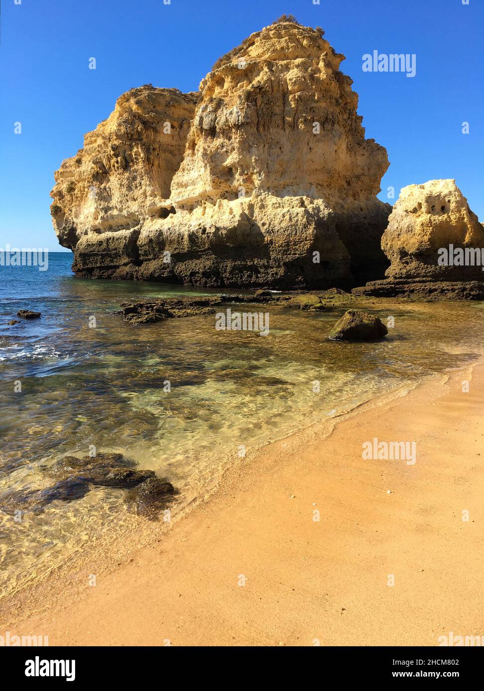 Rochers sur une plage au Portugal, près d'Albufeira Banque D'Images