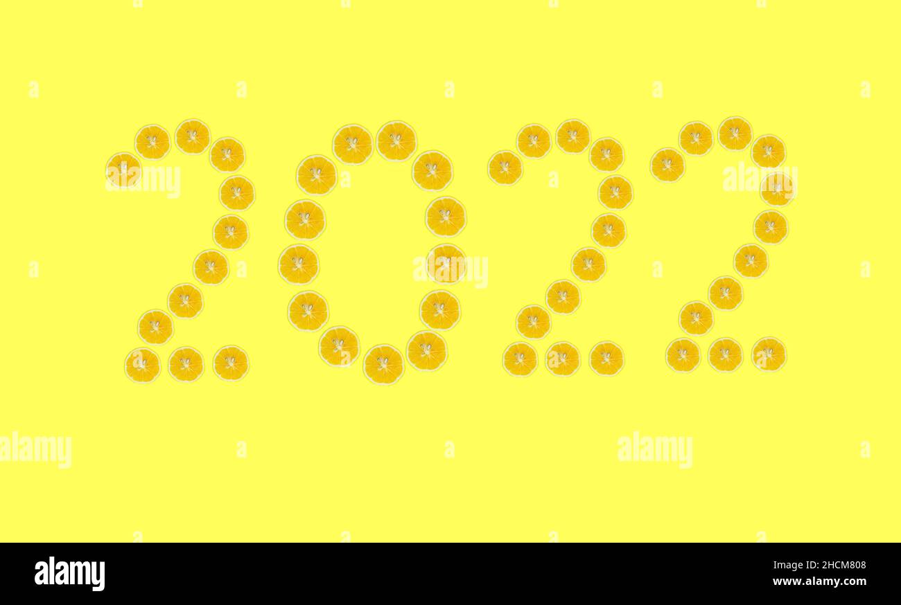 2022 en tranches de citron sur fond jaune.2022 le temps de manger sainement. Banque D'Images