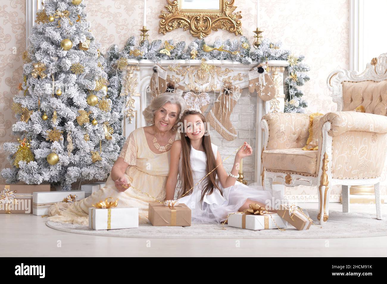 Portrait de fille souriante avec grand-mère avec des cadeaux de Noël Banque D'Images