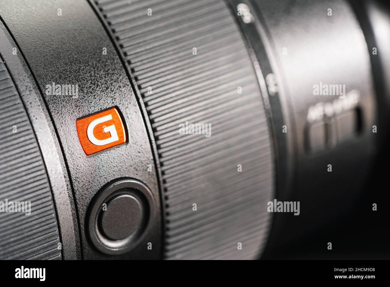 Gros plan d'un objectif Sony G Master sur le nouvel appareil photo Sony Alpha 7R IV sans miroir Banque D'Images