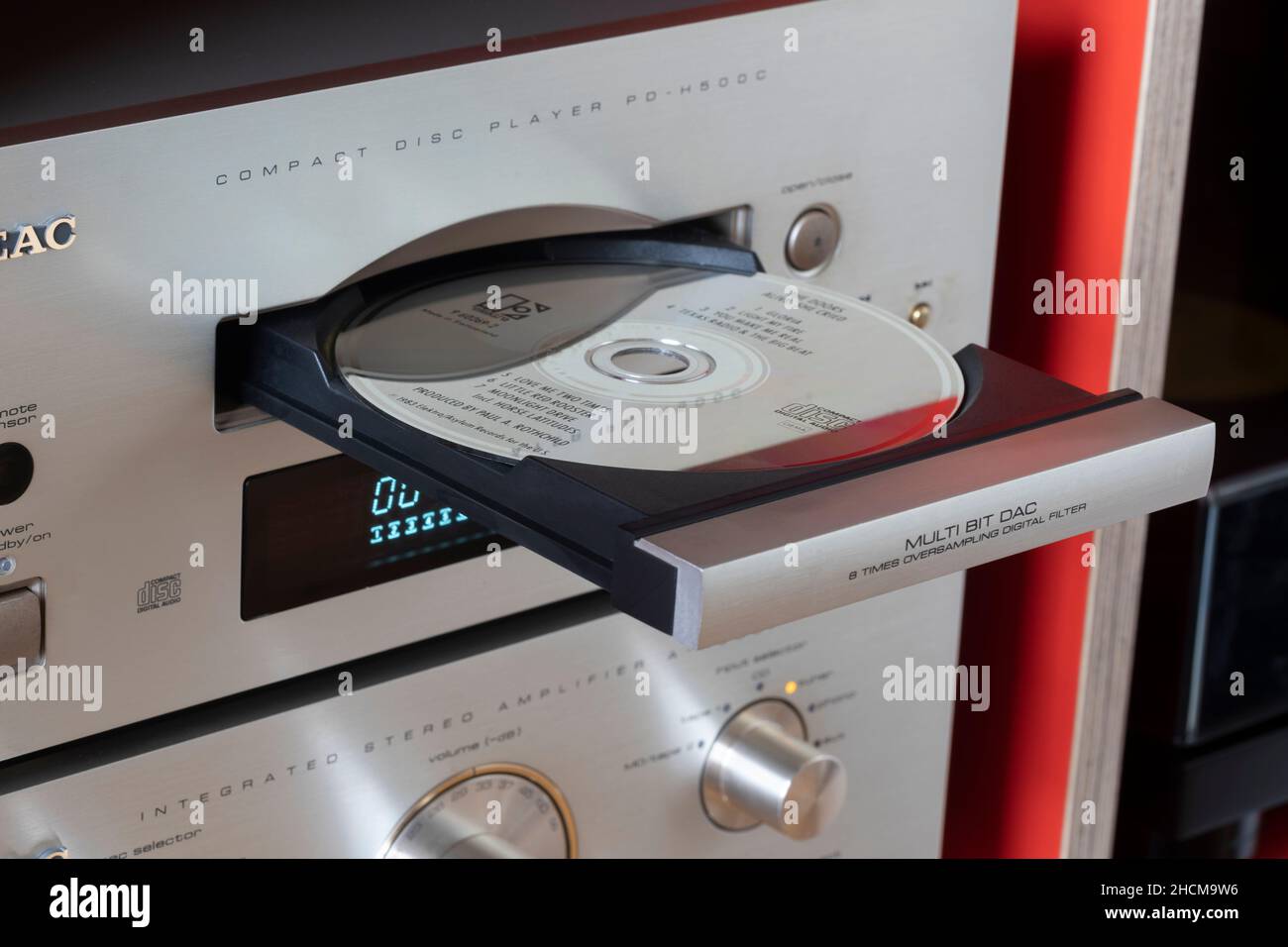 Un CD dans un lecteur de CD ouvert Banque D'Images