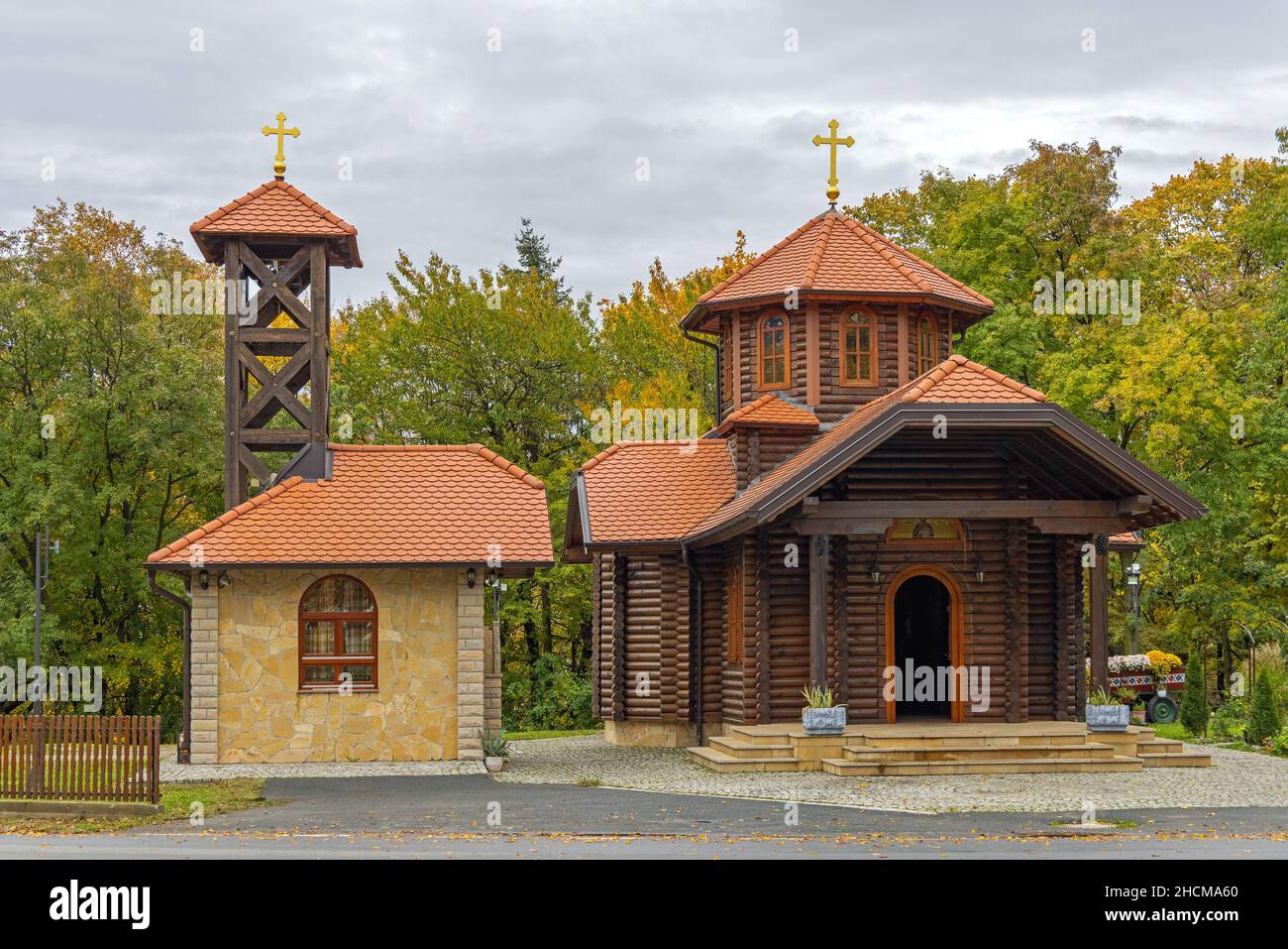 Belgrade, Serbie - 23 octobre 2021 : Église orthodoxe en bois Saint Despot Stefan Lazarevic au sommet de la montagne d'Avala. Banque D'Images