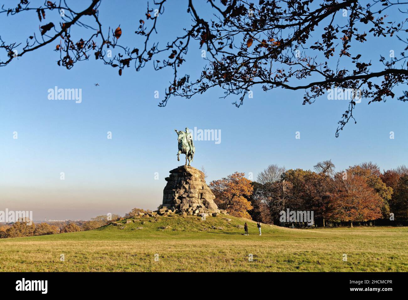 La statue équestre de Copper Horse du roi George troisième sur Snow Hill dans le grand parc de Windsor, lors d'une journée hivernale ensoleillée, Berkshire Angleterre Royaume-Uni Banque D'Images