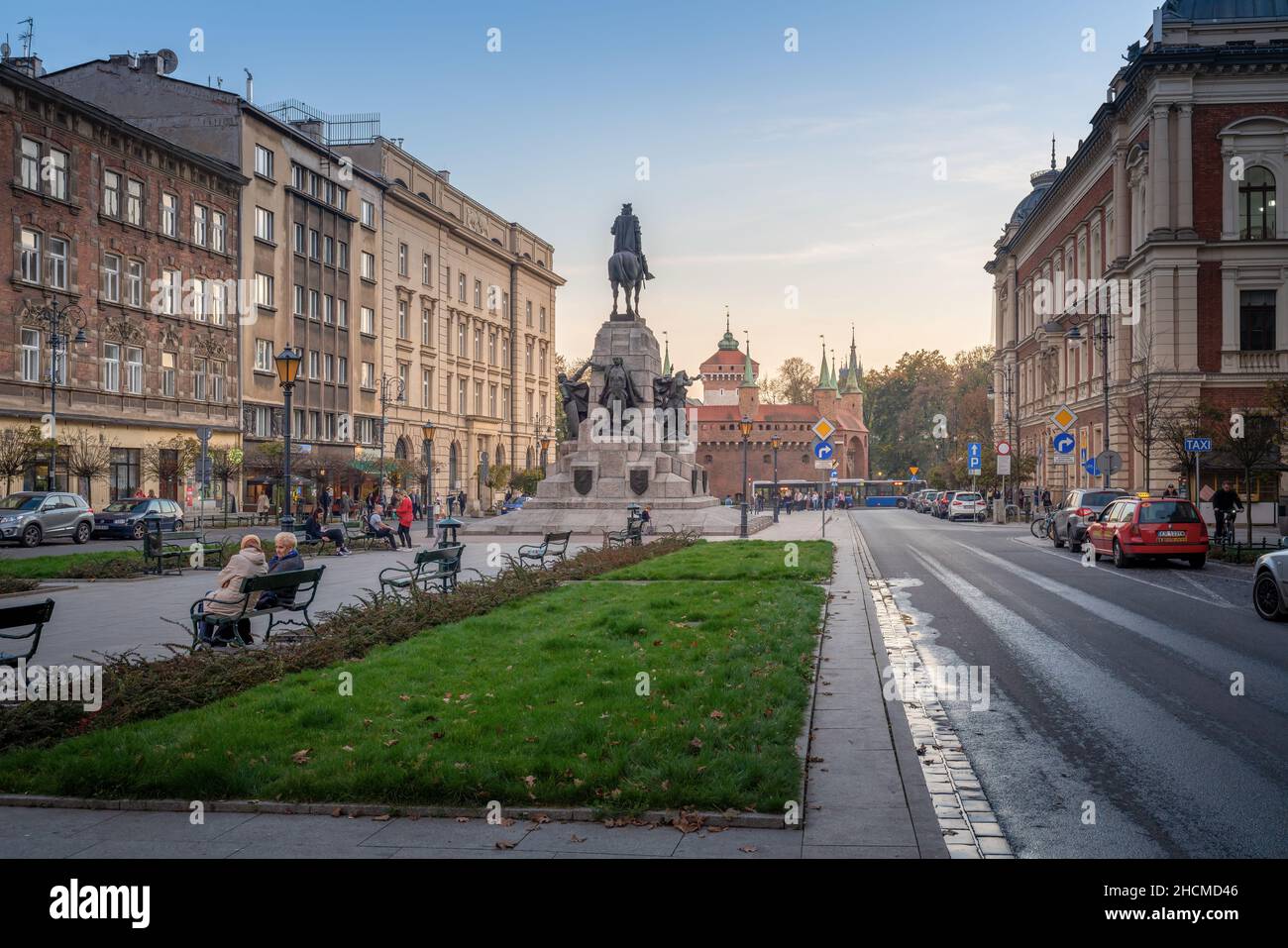 Place Jan Matejko et Monument Grunwald avec Barbican en arrière-plan - Cracovie, Pologne Banque D'Images