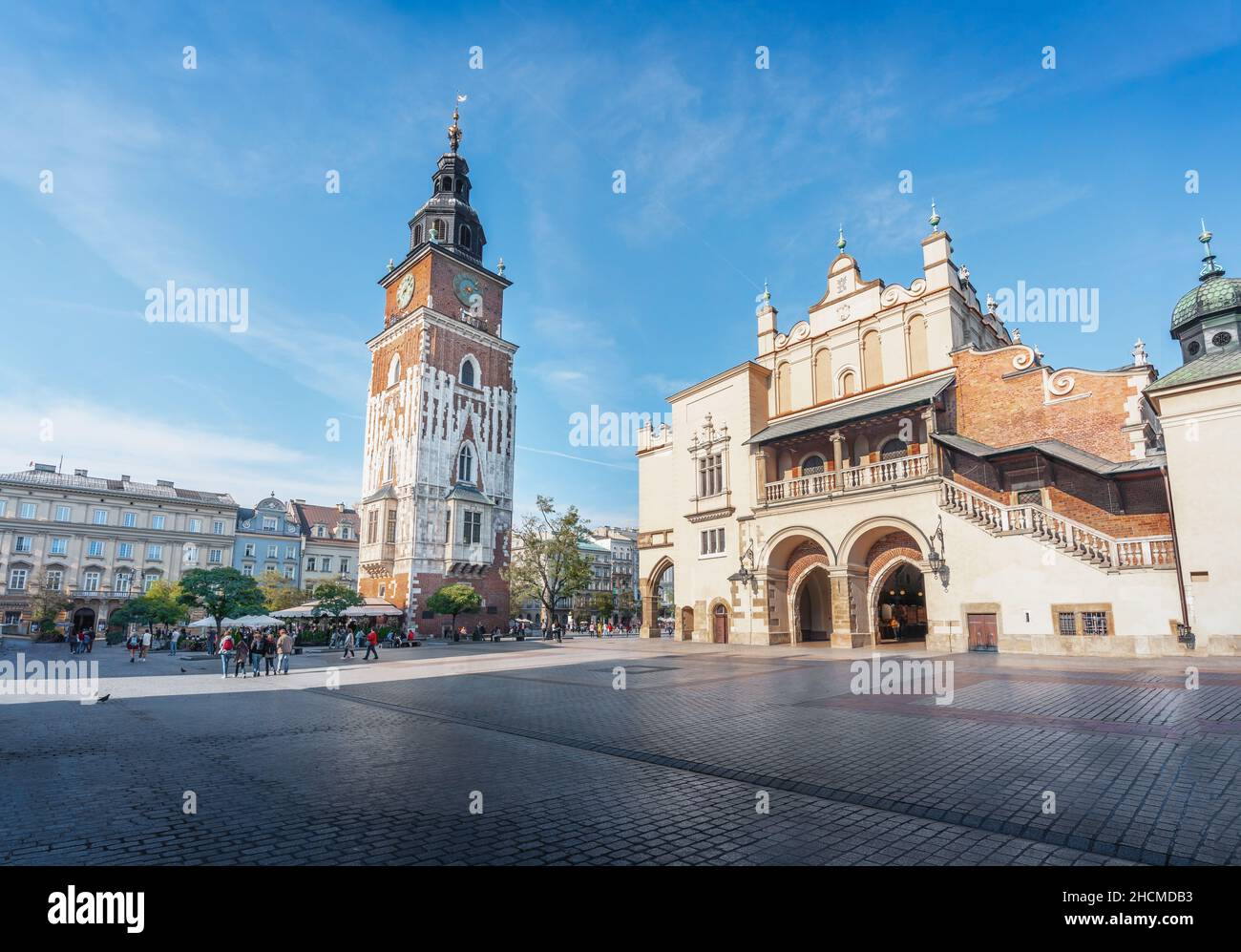 Tour de l'hôtel de ville et hall en tissu à la place du marché principal - Cracovie, Pologne Banque D'Images