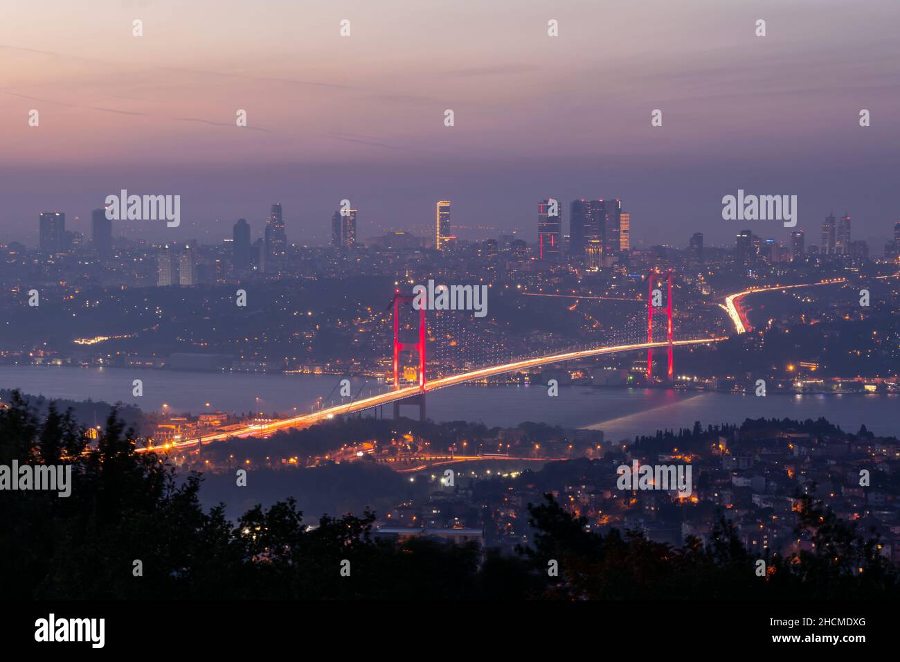 Vue de la colline de Camlica au 15 juillet Pont Martyrs avec scyscrapers dans le backgroun.d pendant l'heure bleue.romantique Istanbul.Turquie. Banque D'Images