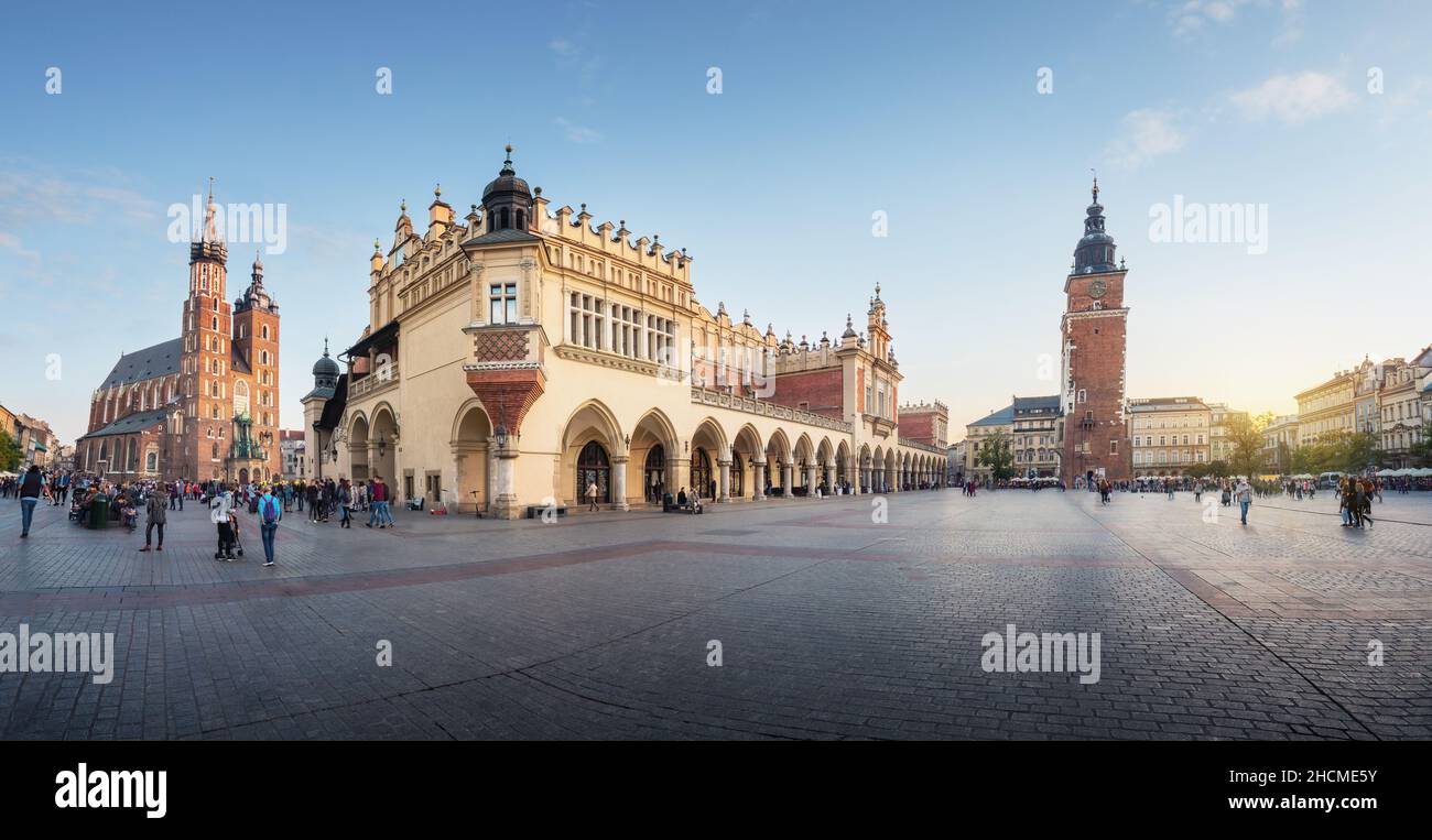 Vue panoramique sur la place du marché principale avec la basilique Sainte-Marie, la salle de la toile et la tour de l'hôtel de ville - Cracovie, Pologne Banque D'Images