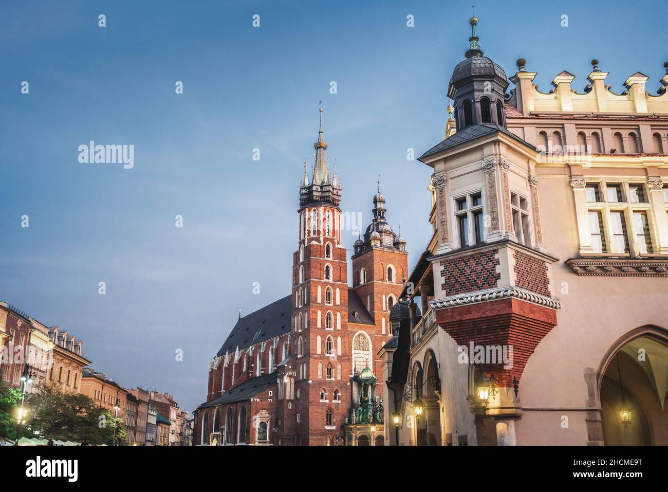 Basilique Sainte-Marie et salle en tissu à la place du marché principal - Cracovie, Pologne Banque D'Images