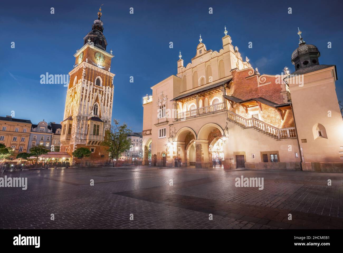 Tour de l'hôtel de ville et hall en tissu sur la place du marché principal la nuit - Cracovie, Pologne Banque D'Images