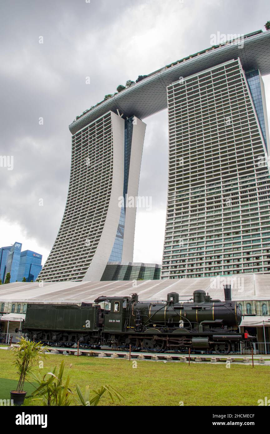 La locomotive orientale Express originale, vieille de 158 ans, se trouve dans le jardin près de la baie de Singapour.L'arrière-plan est Marina Bay Sand Hotel. Banque D'Images