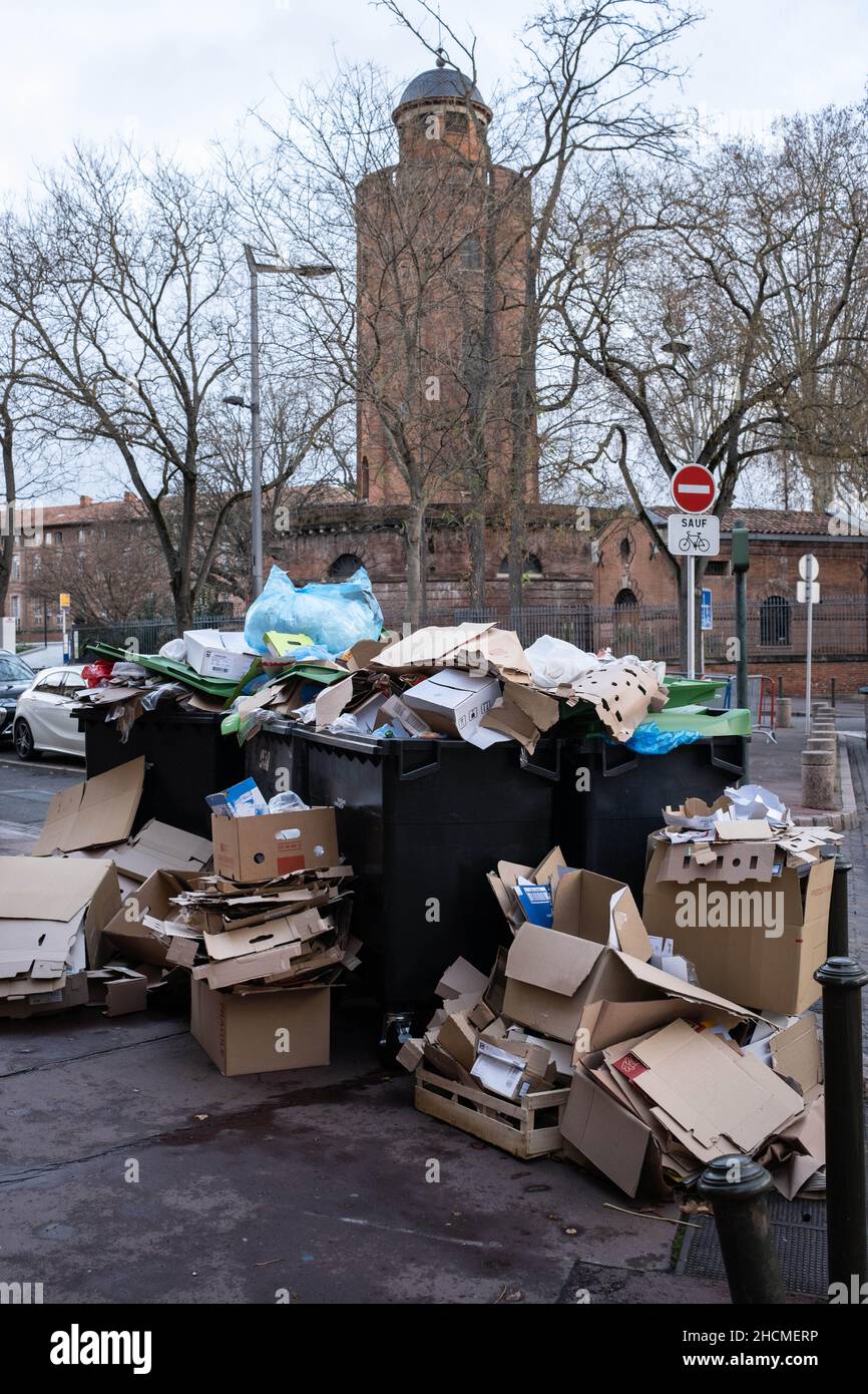 En grève depuis plus d'un mois, les poubelles de Toulouse (France) et de sa  métropole causent des tas de détritus dans les rues.En question : la fin du  « fini-Parti » (principe