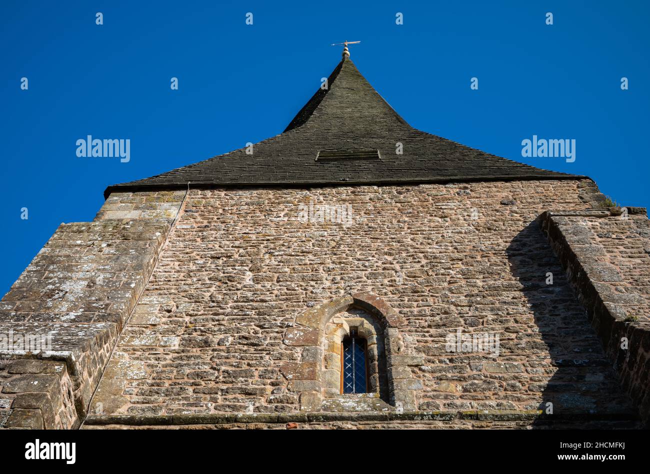 En regardant la flèche de l'église anglicane St Mary's du 13th siècle à Billingshurst, West Sussex, Royaume-Uni.L'église date d'environ 1200 quand le Banque D'Images