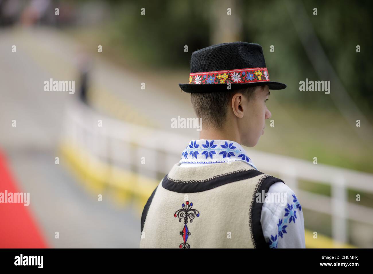 Braila, Roumanie - 26 août 2021 : profondeur de champ peu profonde (mise au point sélective) détails avec un garçon vêtu de vêtements traditionnels roumains. Banque D'Images
