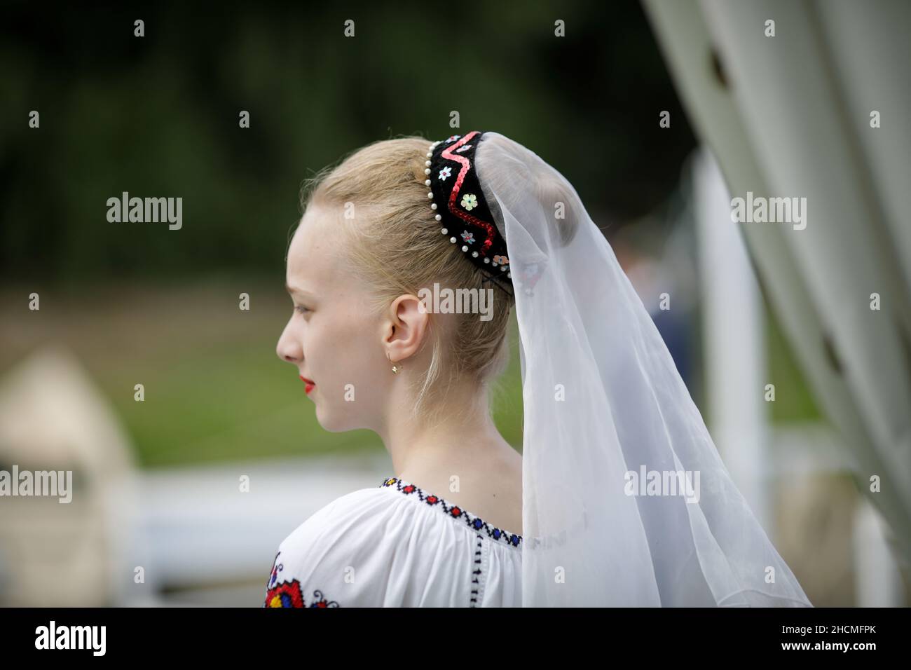 Braila, Roumanie - 26 août 2021:profondeur de champ peu profonde (foyer sélectif) détails avec une fille vêtue de vêtements traditionnels roumains. Banque D'Images