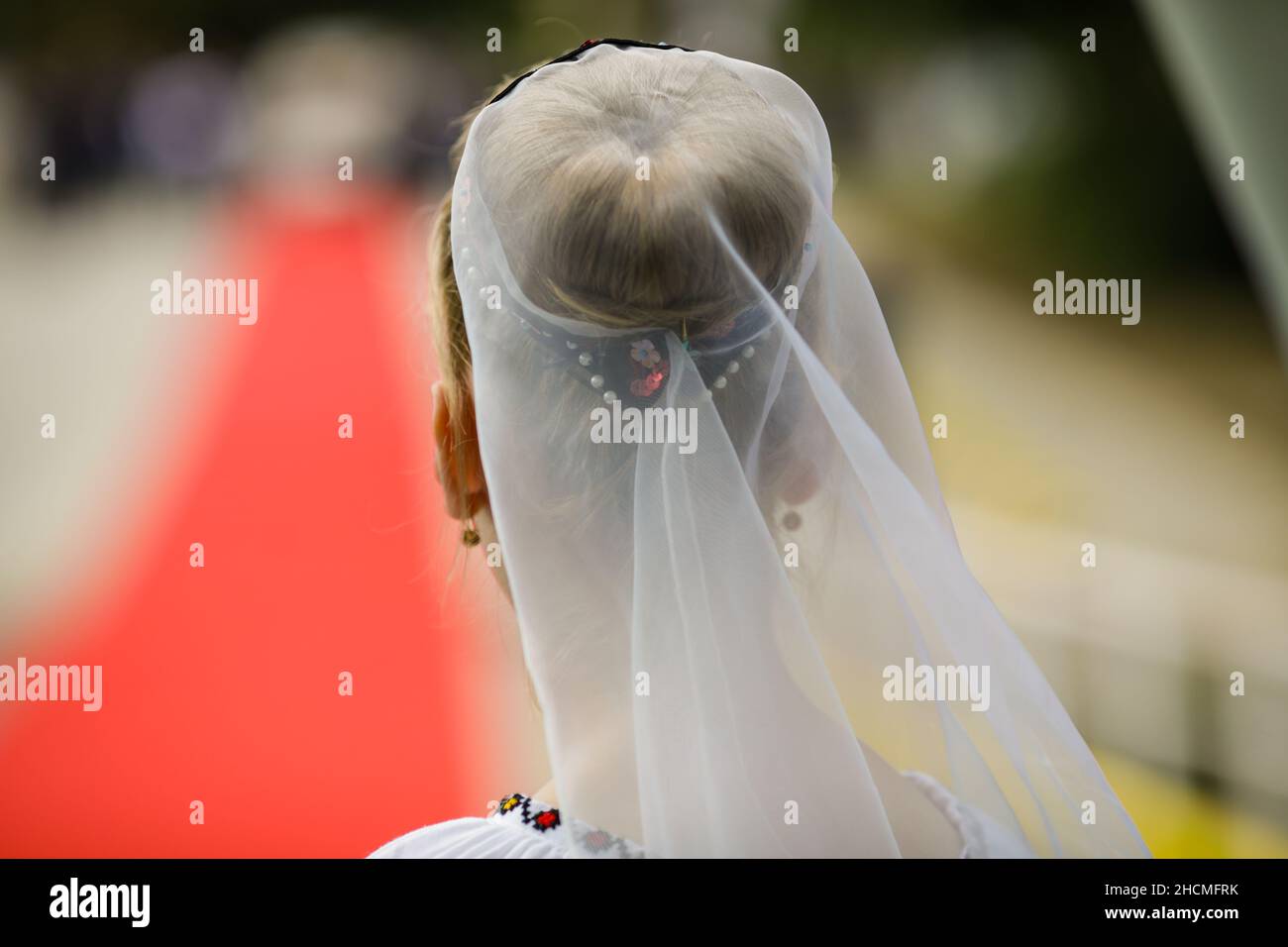 Braila, Roumanie - 26 août 2021:profondeur de champ peu profonde (foyer sélectif) détails avec une fille vêtue de vêtements traditionnels roumains. Banque D'Images