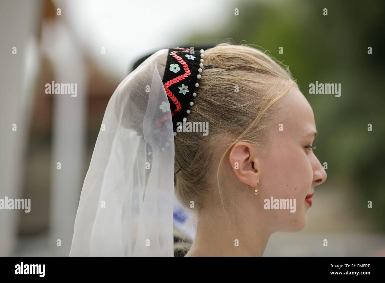 Braila, Roumanie - 26 août 2021:profondeur de champ peu profonde (foyer sélectif) détails avec une fille vêtue de vêtements traditionnels roumains. Banque D'Images