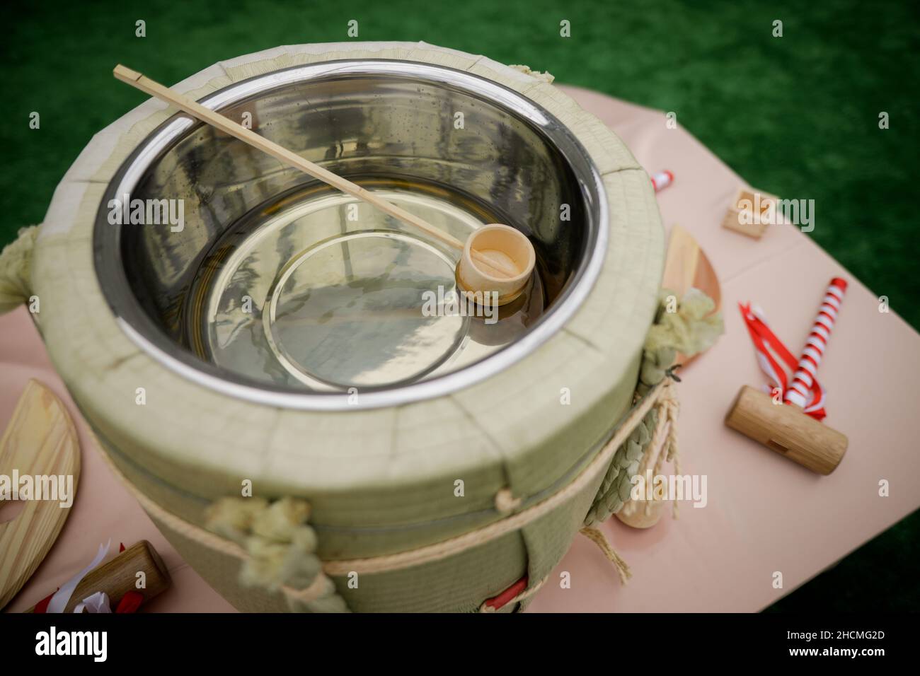 Détails de faible profondeur de champ (mise au point sélective) avec un fût de saké japonais traditionnel après la cérémonie de saké Barrel « Kagami-Biraki ». Banque D'Images