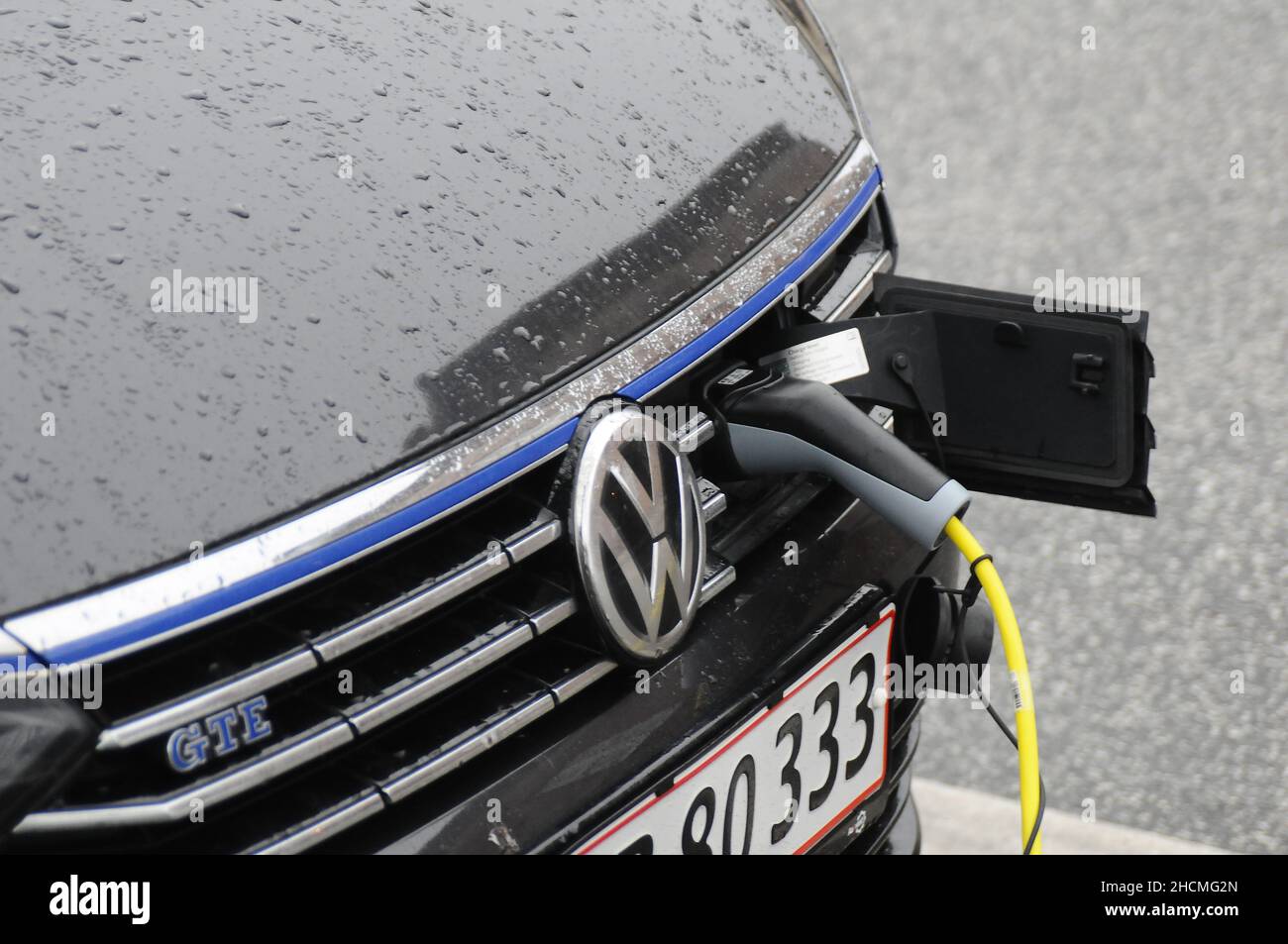 Copenhague/Danemark./30 Decemeber 2021/ plusieurs voitures électriques de marque eelctric américaines tesla eectric et allemandes volks wagen charge au point de charge à Copenhague.(Photo..Francis Joseph Dean/Dean Pictures) Banque D'Images