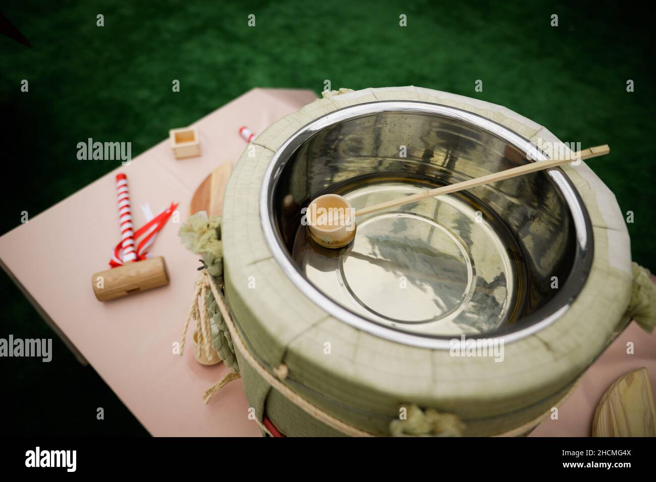 Détails de faible profondeur de champ (mise au point sélective) avec un fût de saké japonais traditionnel après la cérémonie de saké Barrel « Kagami-Biraki ». Banque D'Images