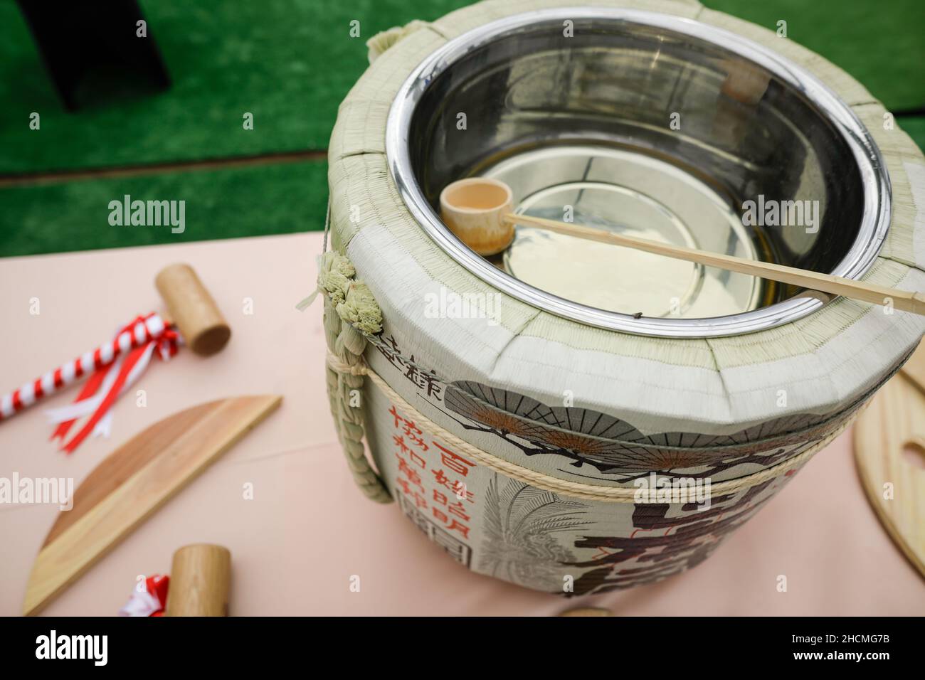 Détails de faible profondeur de champ (mise au point sélective) avec un fût de saké japonais traditionnel après la cérémonie de saké Barrel « Kagami-Biraki ». Banque D'Images