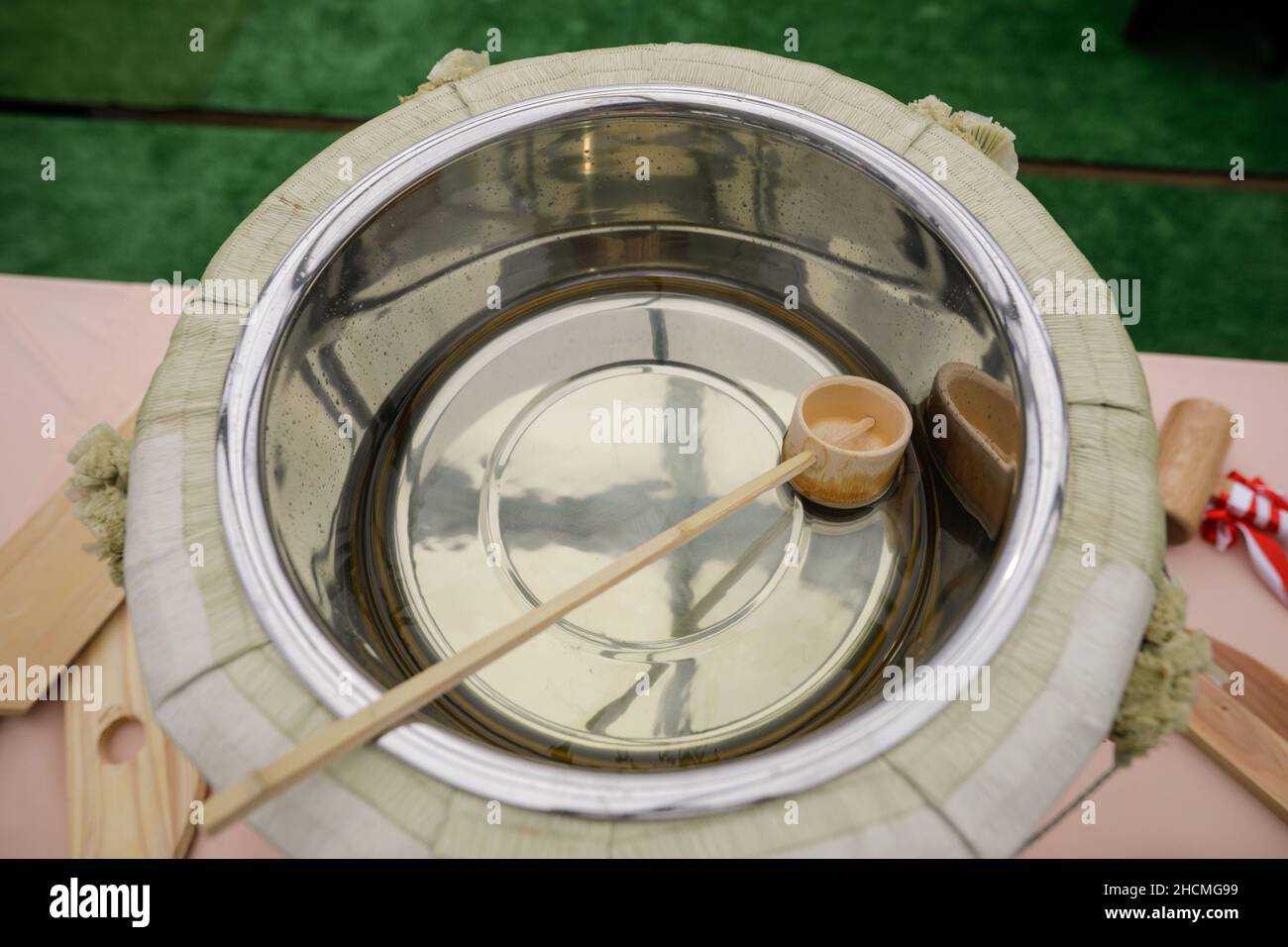 Détails de faible profondeur de champ (mise au point sélective) avec un fût de saké japonais traditionnel après la cérémonie de saké Barrel « Kagami-Biraki ». Banque D'Images