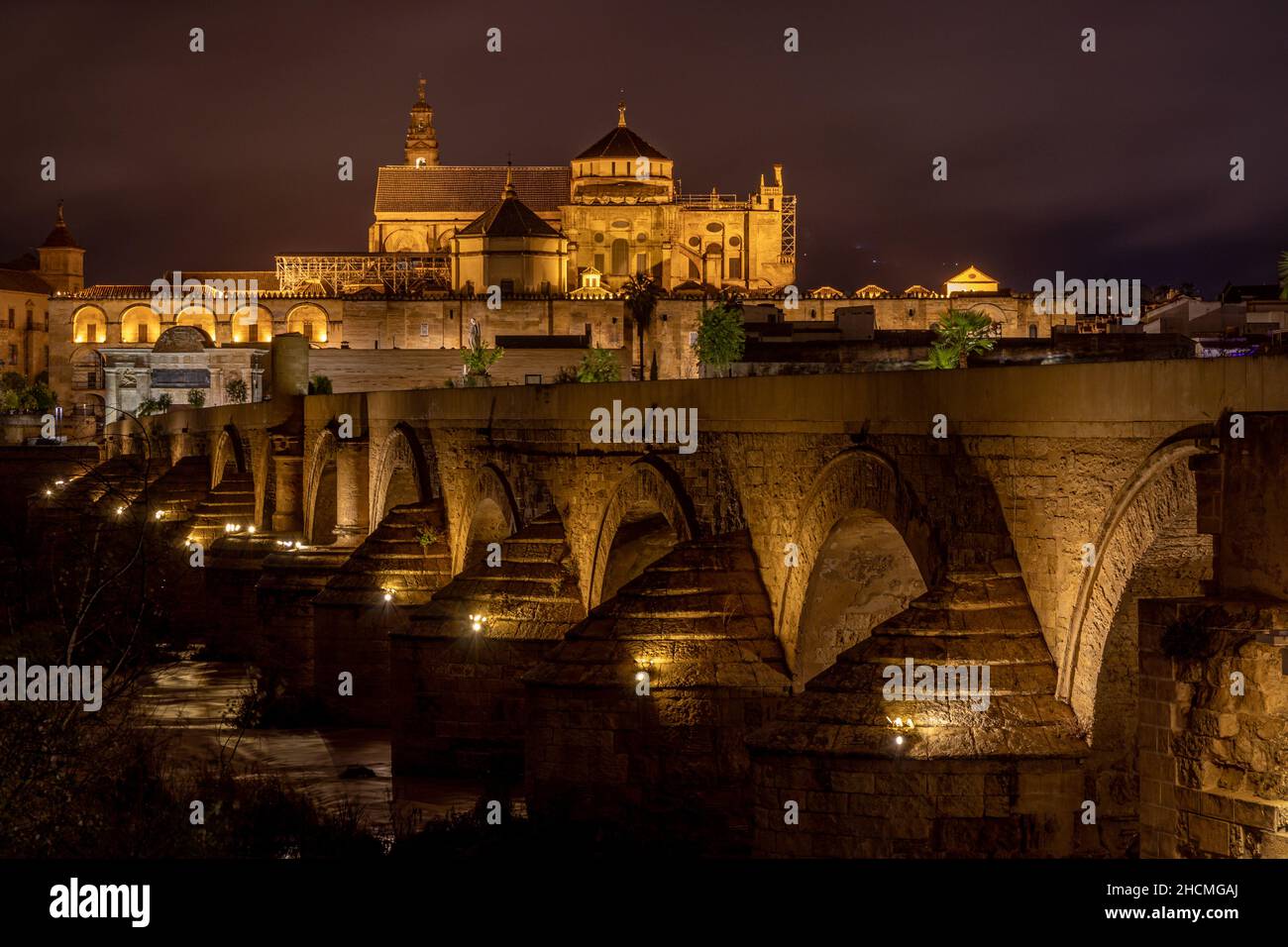 Puente Romano (pont romain) et Mosquée–Cathédrale de Cordoue (Mezquita) dans la soirée, Cordoue (Cordova), Andalousie, Espagne.Vue panoramique, 2021 Banque D'Images