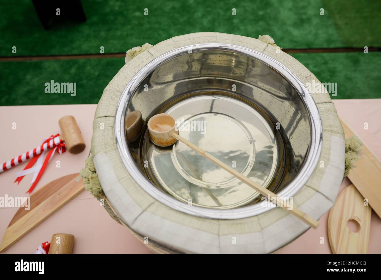 Détails de faible profondeur de champ (mise au point sélective) avec un fût de saké japonais traditionnel après la cérémonie de saké Barrel « Kagami-Biraki ». Banque D'Images