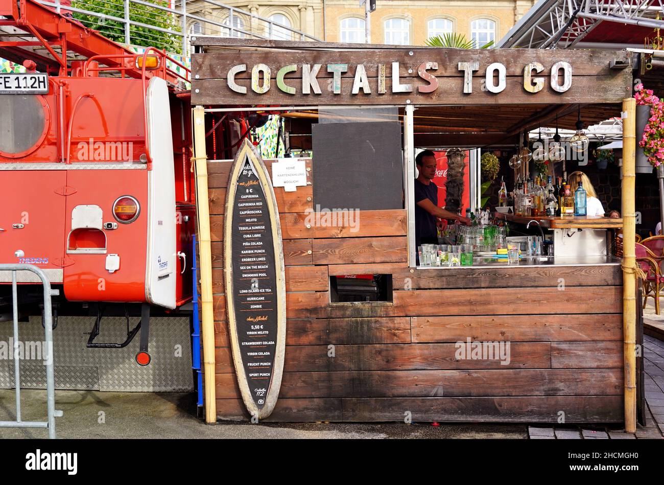 Un bar à cocktails en plein air à la destination touristique populaire de la promenade du Rhin à Düsseldorf, en Allemagne. Banque D'Images