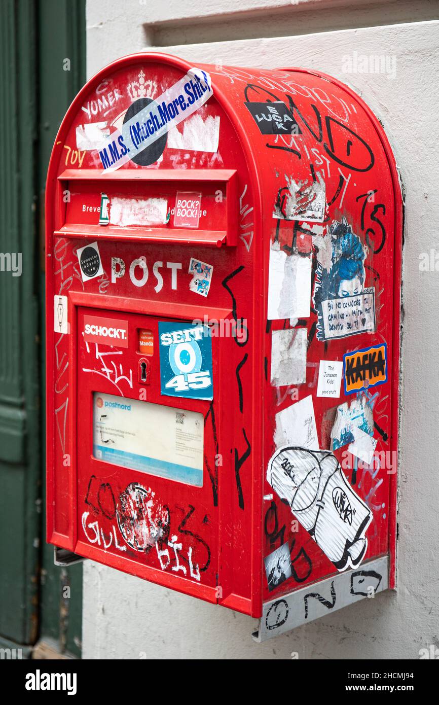 Autocollant et étiquette recouvert de rouge boîte aux lettres Post Danmark  à Copenhague, Danemark Photo Stock - Alamy