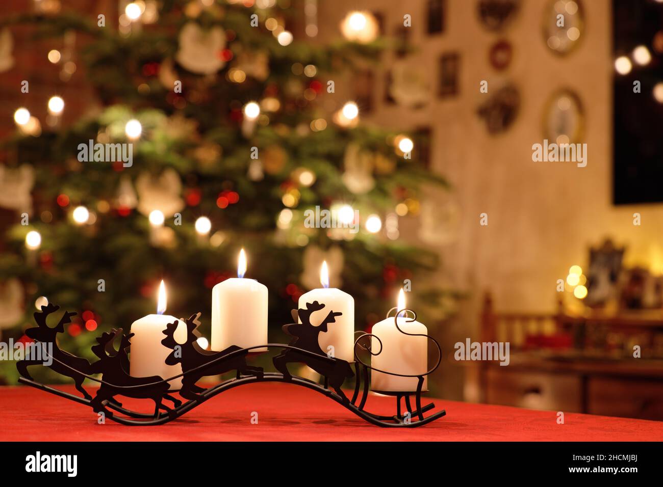 Décoration de table de Noël avec quatre bougies de l'Avent dans la salle de Noël Banque D'Images