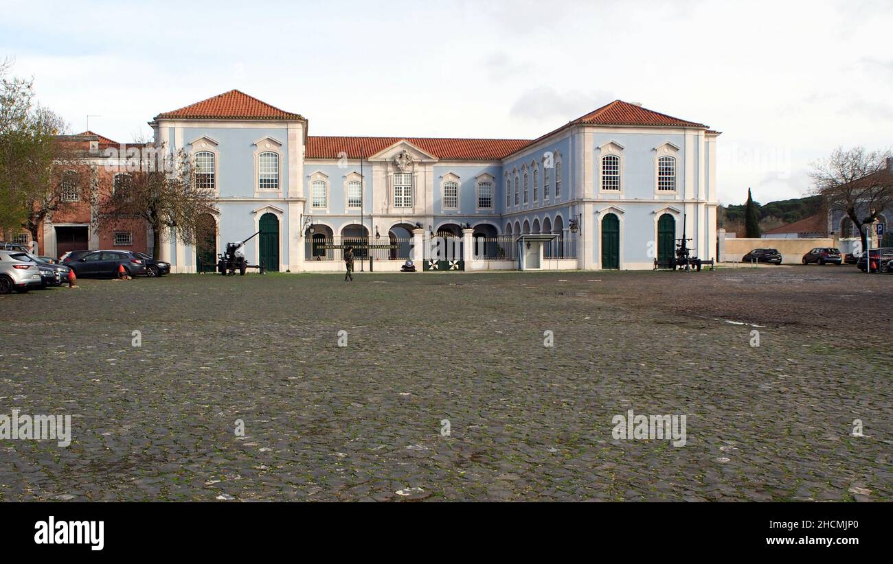 Façade principale de la caserne du Régiment d'artillerie antiaérienne n° 1, face au Palais de Queluz, près de Lisbonne, Portugal Banque D'Images