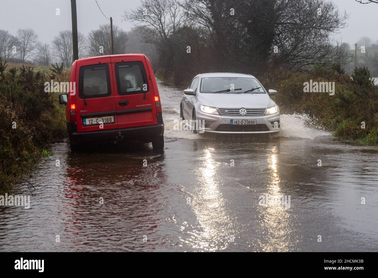 Caheragh, West Cork, Irlande.30th décembre 2021.De fortes pluies torrentielles qui tombent aujourd'hui ont conduit à des inondations de routes et de champs à Caheragh, dans l'ouest de Cork.Les comtés de Cork et Kerry sont actuellement sous un avertissement météo jaune met Eireann pour la pluie jusqu'à 5am demain.Crédit : AG News/Alay Live News Banque D'Images