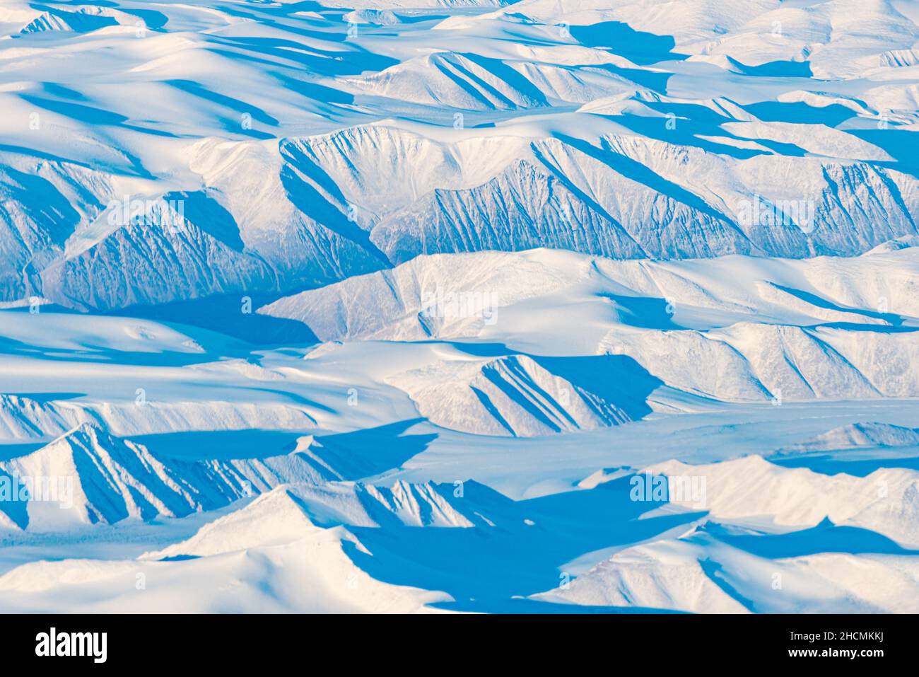 Montagnes enneigées et avions du Groenland.Vue depuis le plan. Banque D'Images
