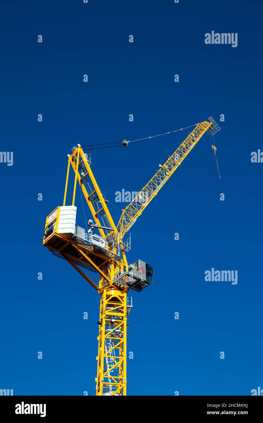 Grue de construction jaune contre ciel bleu, Londres, Royaume-Uni Banque D'Images