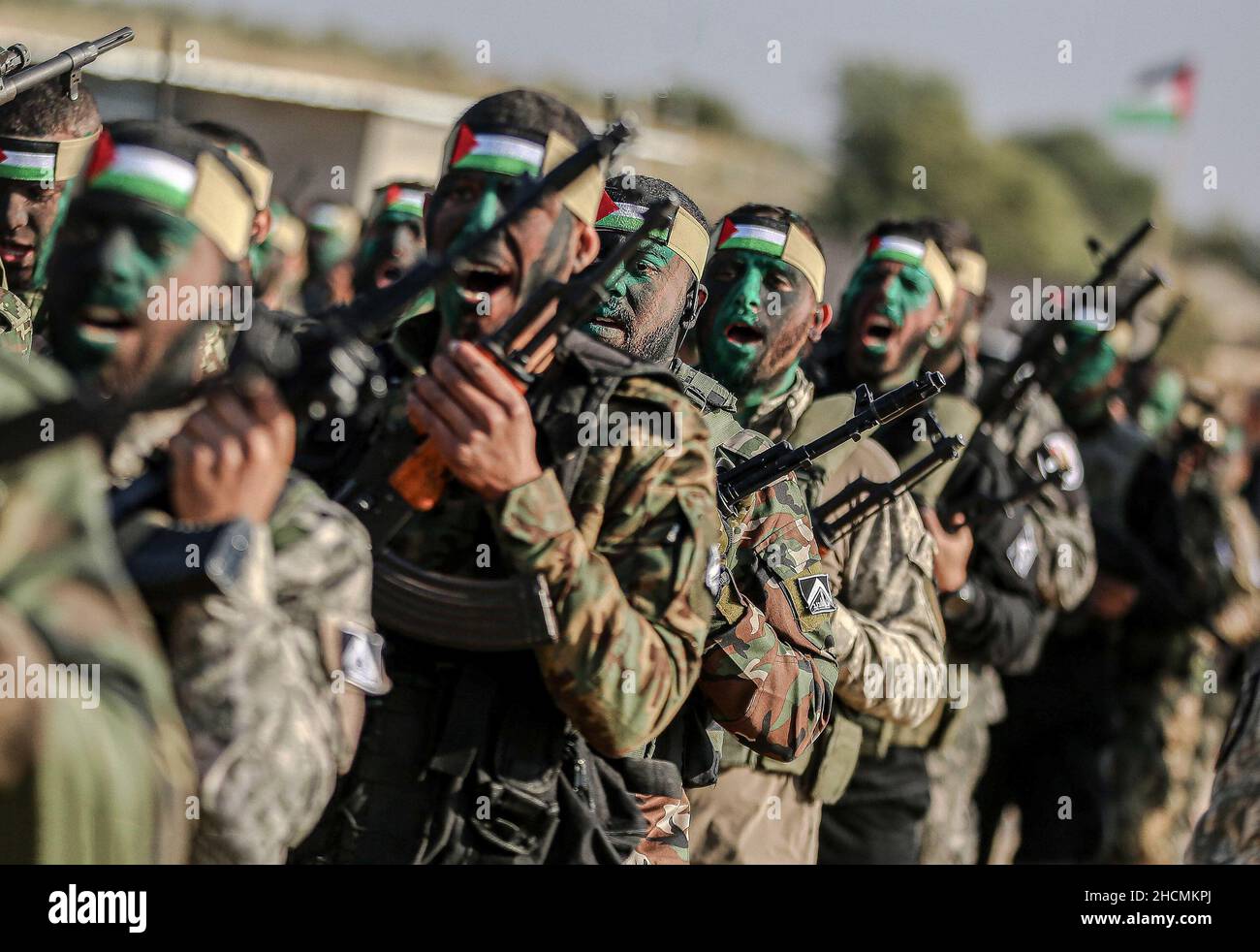 Gaza, Palestine.29th décembre 2021.Les combattants palestiniens portent des armes lors d'une manœuvre conjointe entre les factions palestiniennes dans la ville de Rafah, dans le sud de la bande de Gaza.Crédit : SOPA Images Limited/Alamy Live News Banque D'Images