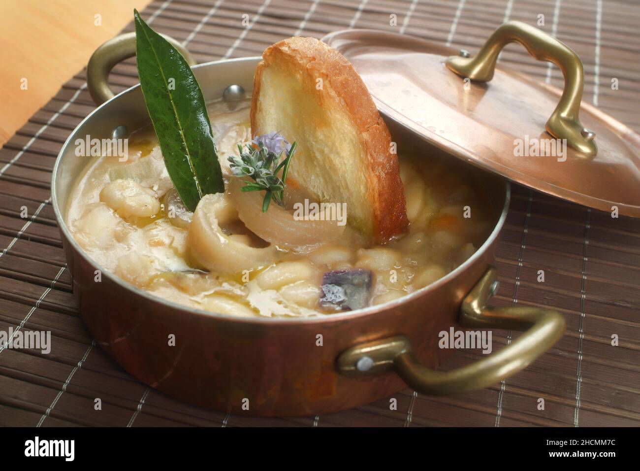 Recettes de cuisine italienne Ribollita, une soupe toscane traditionnelle avec du pain rassis, les choux, les oignons et les haricots. Banque D'Images